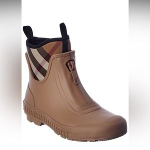 Burberry Tan and Black Women's Winter Boot